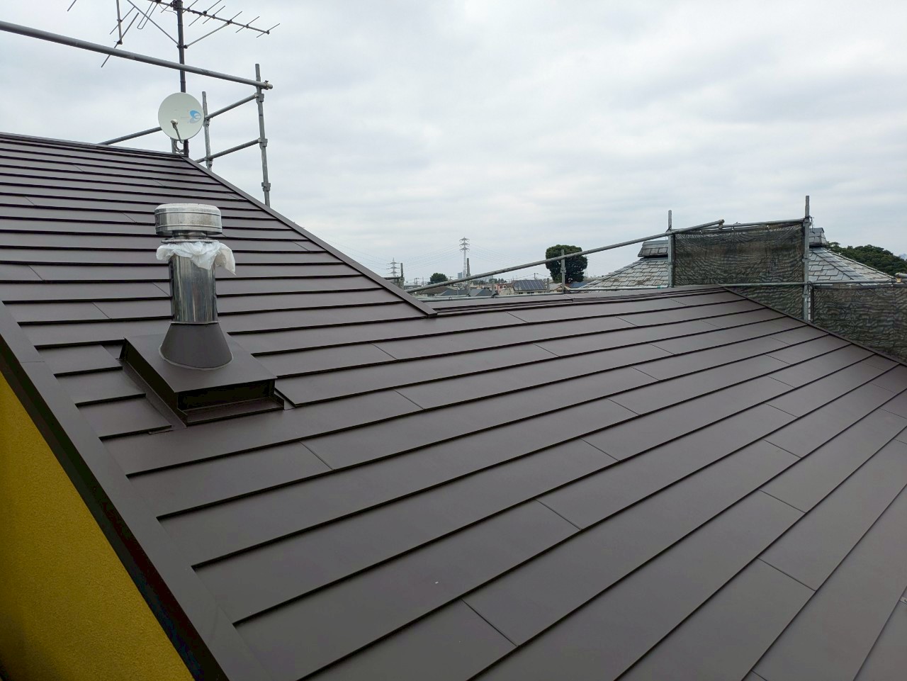 埼玉県春日部市　屋根カバー+煙突加工板金